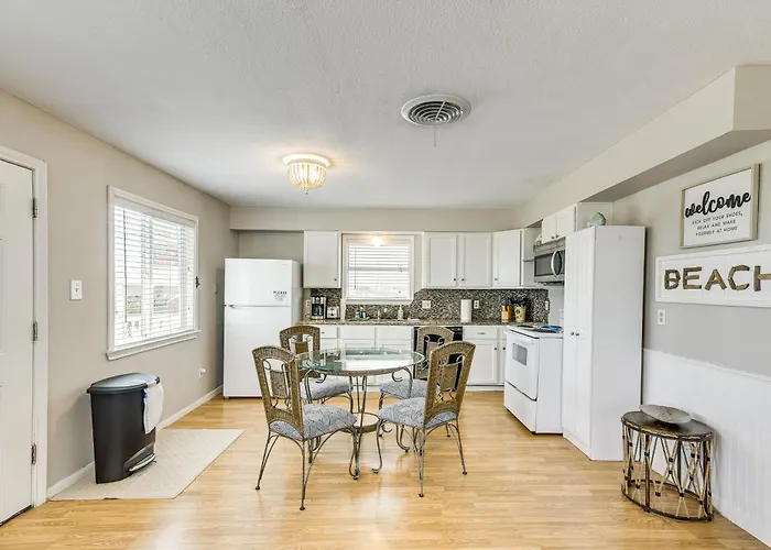 Walk To Gulf: Surfside Beach Home W/ Deck