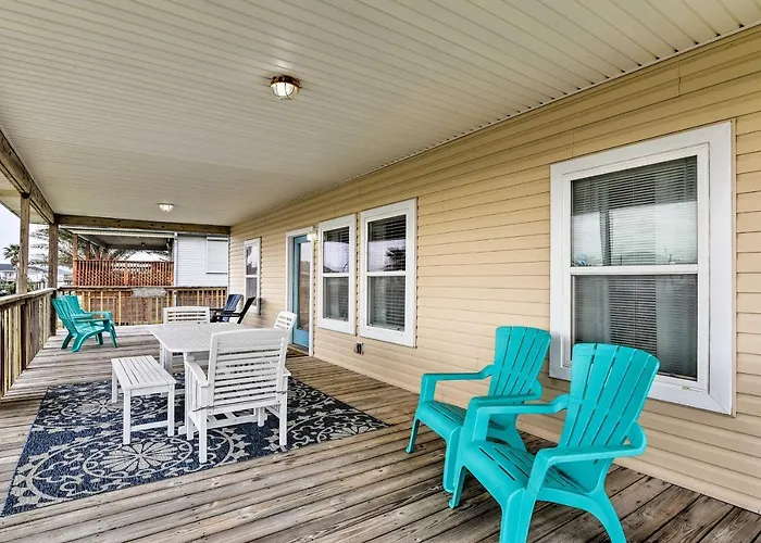 Pool, Marina & More! Family Home In Terramar Beach